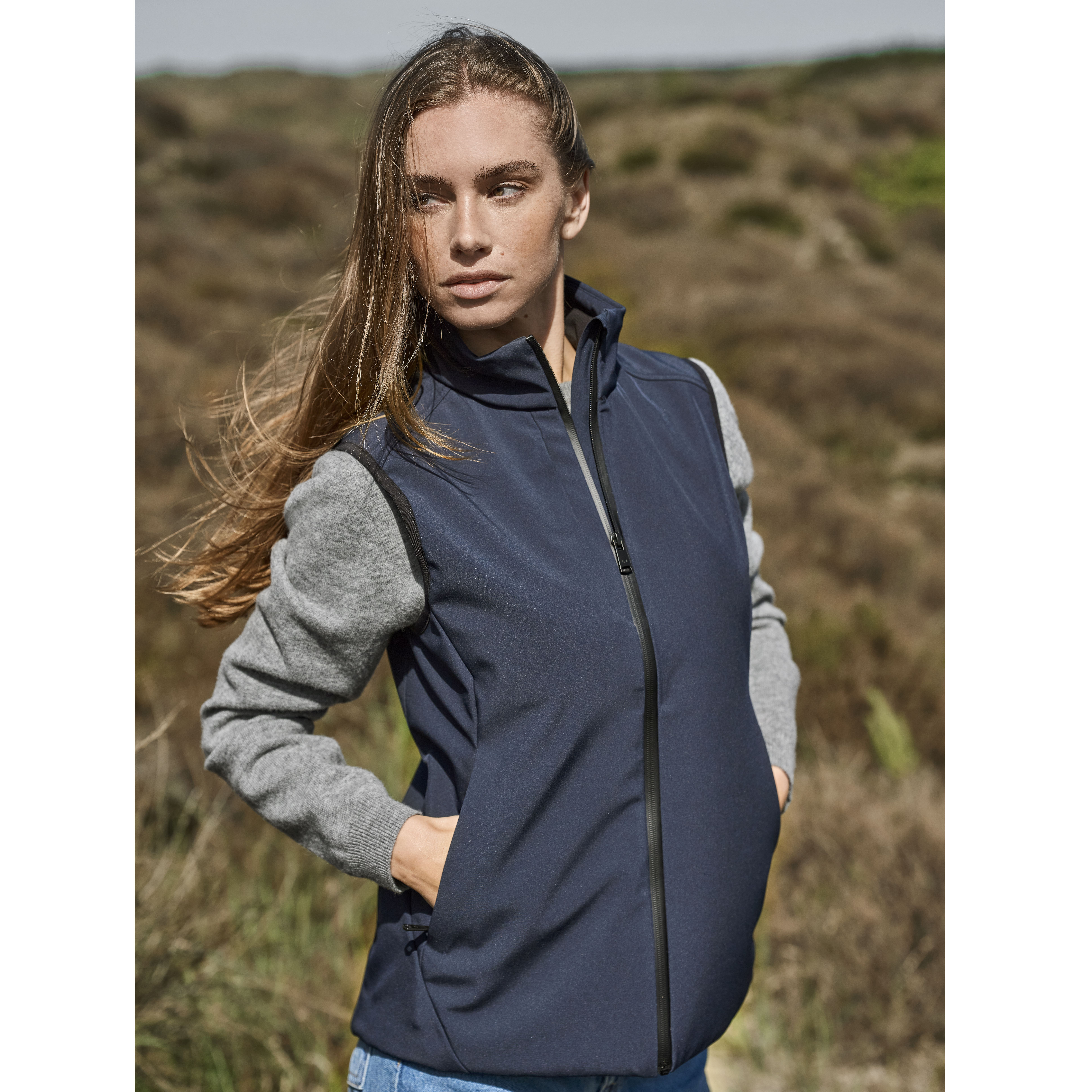 WOMEN'S PERFORMANCE SOFTSHELL BODYWARMER